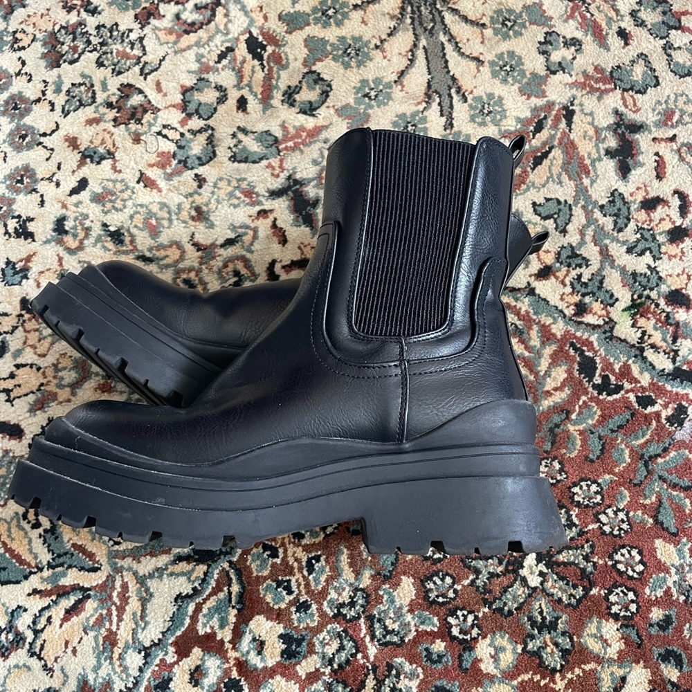 Platform lug sole combat boots pull-on black